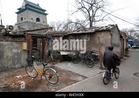 Voir d'allées et ruelles appelées hutongs dans vieux quartier de Pékin, Chine Banque D'Images