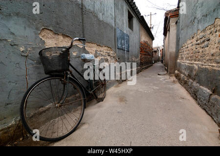 Voir d'allées et ruelles appelées hutongs dans vieux quartier de Pékin, Chine Banque D'Images