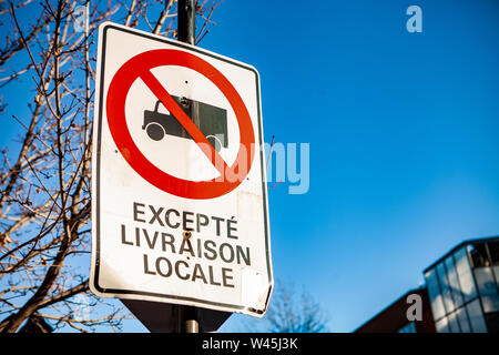 Un low angle view of a French road sign, disant à l'exception des livraisons locales, contre un ciel bleu avec des prix pour copier, dans un centre-ville. Interdiction de la circulation urbaine. Banque D'Images