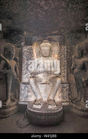 Cave 20, 10 pieds de Bouddha assis dans pralambapadasana sur un lion trône avec l'attitude d'enseignement la posture, Pandavleni Grottes, Nasik, Maharashtra. Banque D'Images