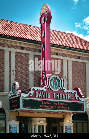 Un chapiteau vintage et landmark tower pour le Davis théâtre, un théâtre multi-usage historique au centre-ville de Montgomery, AL, États-Unis d'Amérique Banque D'Images