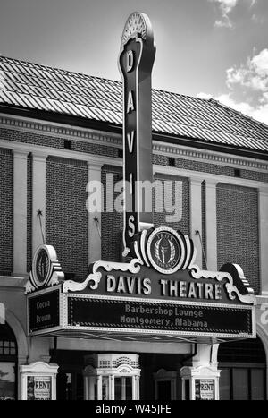 Un chapiteau vintage et landmark tower pour le Davis théâtre, un théâtre multi-usage historique au centre-ville de Montgomery, AL, États-Unis d'Amérique, en noir et blanc Banque D'Images