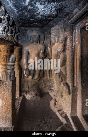 Cave 23, antichambre, sur la gauche est debout Bouddha dans varada mudra et bodhisattva, Pandavleni Grottes, Nasik, Maharashtra. Banque D'Images