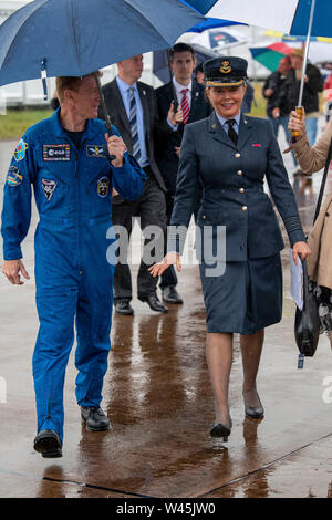 Tim Peake astronaute et Carol Vorderman brave la pluie en uniforme au Royal International Air Tattoo à Fairford de la RAF dans le Gloucestershire. Banque D'Images