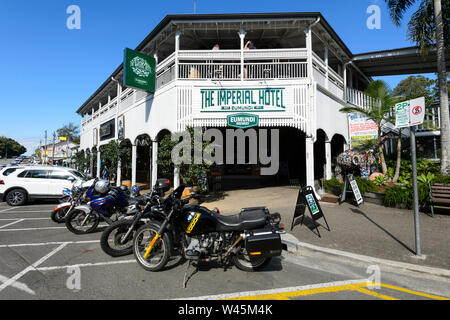 Motos garées devant le bâtiment de l'hôtel Impériale historique, 1911, dans la célèbre petite ville rurale d'Eumundi, Sunshine Coast, Queensland, Queensland, Banque D'Images