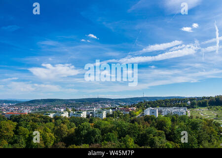 L'Allemagne, au-dessus de la cime des arbres et le vert du parc de la ville de Killesberg à Stuttgart le trimestre journée ensoleillée Banque D'Images