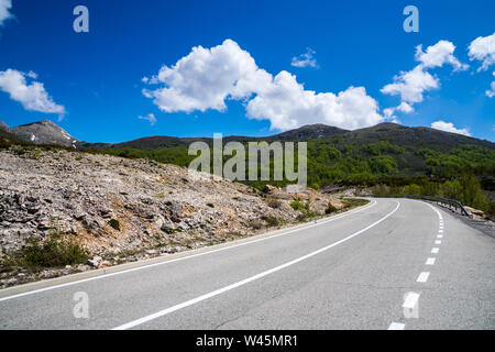 Le Monténégro, courbe de tordre la route d'asphalte à travers vert des arbres et des forêts des hautes terres couvertes de paysage champêtre près de savnik sous ciel bleu au printemps Banque D'Images