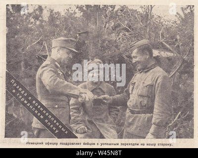 Officier allemand félicite les chasseurs soviétiques avec une transition réussie à leur côté. La vérité sur les prisonniers de guerre allemands en captivité. Photo de le journal des années 40. Banque D'Images