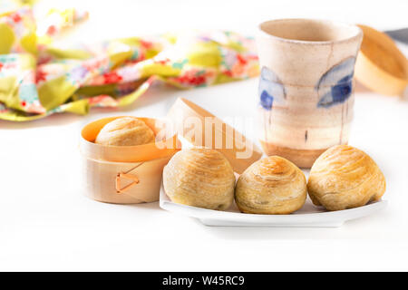 Concept alimentaire Oriental Huaiyang bio faits maison chinois spirale feuilletage de gâteau de lune sur fond blanc avec copie espace Banque D'Images