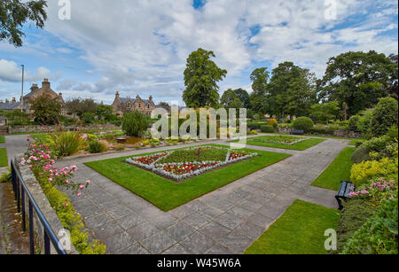 FORRES MORAY ECOSSE FLEURS D'ÉTÉ DANS LES JARDINS À LA FRANÇAISE Banque D'Images