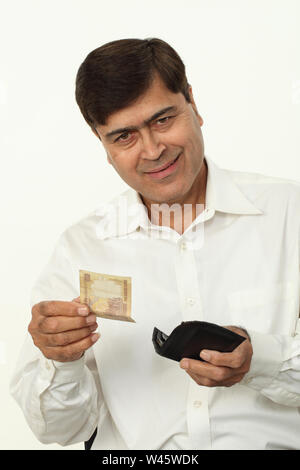 Portrait d'un homme d'affaires détenant cinq cents roupies Banque D'Images