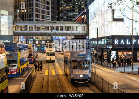 Hong Kong, Chine - Macrh 15 2019 : tramway, bus et voitures de route de l'île de Hong Kong Central Business District de nuit le long du bateau Des Voeux Roa Banque D'Images