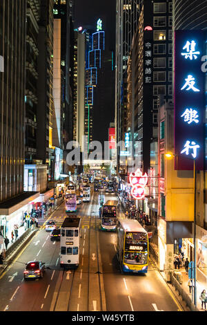 Hong Kong, Chine - Macrh 15 2019 : tramway, bus et voitures de route au cœur de l'île de Hong Kong Central Business District de nuit. Banque D'Images