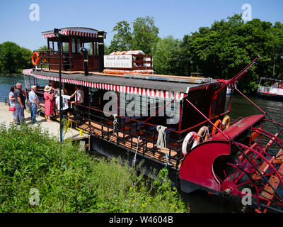 Runneymede à Windsor, Paddle Boat Trip, Lucy Fisher, Runneymede, Surrey, Angleterre, Royaume-Uni. Banque D'Images