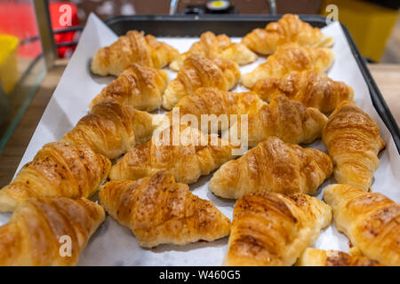 Beurre frais croissants sur le bac en pâtisserie Banque D'Images