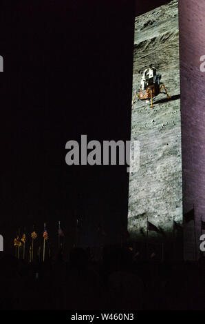 Washington DC, USA. 19 juillet 2019. The Eagle has Landed : vidéo recréant l'alunissage d'Apollo 11 est projeté sur la face est du Washington Monument. Crédit : Tim Thulson/Alamy Live News. Banque D'Images