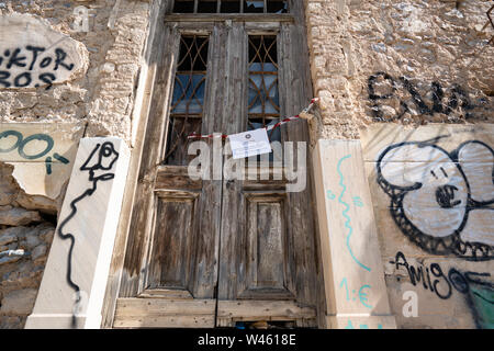 Athènes, Grèce. 20 juillet, 2019. Un signe de la police est vu en face d'un bâtiment abandonné avise les personnes du danger d'entrer à l'intérieur. Ils attachent les panneaux pour les bâtiments anciens à la suite de l'effondrement d'un immeuble déclaré après un séisme de magniture 5.3 secoue Athènes le vendredi. Credit : SOPA/Alamy Images Limited Live News Banque D'Images