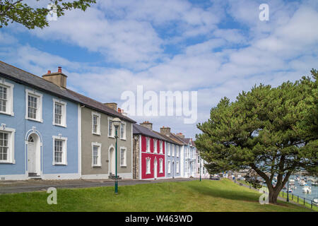 Maisons colorées à Aberaeron une station balnéaire, La Baie de Cardigan, Ceredigion, pays de Galles, Royaume-Uni Banque D'Images