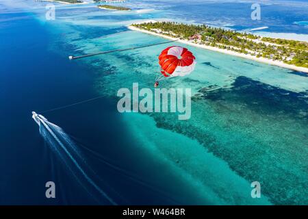 Drone abattu, de parapente survole l'Atoll, South-Male-Atoll, Maldives Banque D'Images