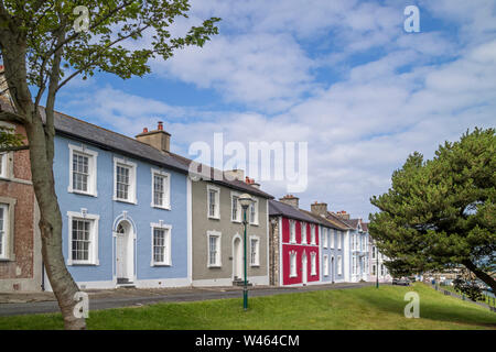 Maisons colorées à Aberaeron une station balnéaire, La Baie de Cardigan, Ceredigion, pays de Galles, Royaume-Uni Banque D'Images