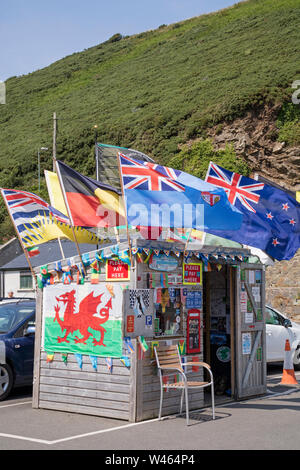 Un parking kiosk avec de nombreux drapeaux, Wales, UK Banque D'Images