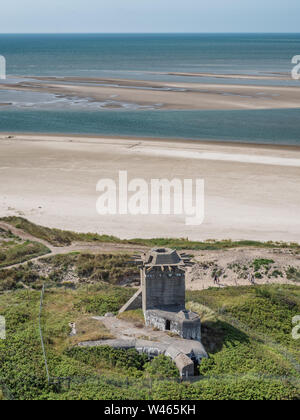 Bunker de WW2 à Blaavand Beach sur la côte de la mer du Nord en été, Danemark Banque D'Images