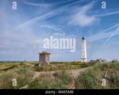 Phare Blaavand et WW2 casemate au Nort Sea coast in Danemark Banque D'Images