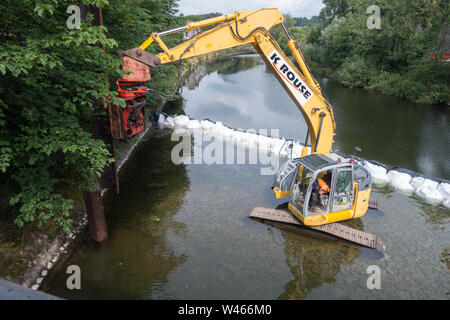 Un barrage temporaire en cours d'installation sur la rivière Kent à Kendal, Cumbria, pour permettre les réparations d'urgence à l'inondation endommagée Pont Victoria Banque D'Images