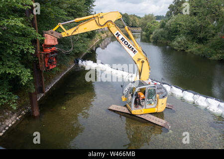 Un barrage temporaire en cours d'installation sur la rivière Kent à Kendal, Cumbria, pour permettre les réparations d'urgence à l'inondation endommagée Pont Victoria Banque D'Images