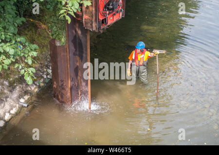 Un barrage temporaire en cours d'installation sur la rivière Kent à Kendal, Cumbria, pour permettre les réparations d'urgence à l'inondation endommagée Pont Victoria Banque D'Images