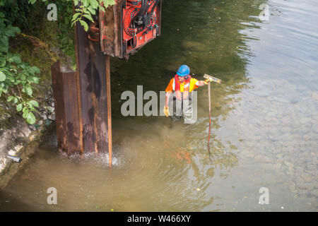 Un barrage temporaire en cours d'installation sur la rivière Kent à Kendal, Cumbria, pour permettre les réparations d'urgence à l'inondation endommagée Pont Victoria Banque D'Images