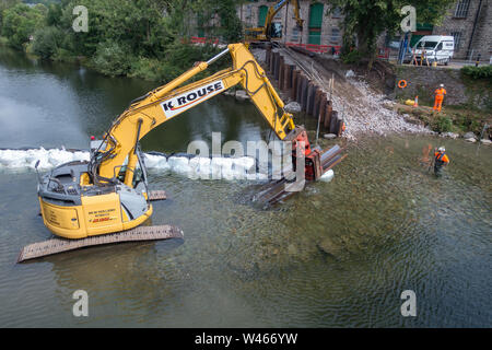 Un barrage temporaire en cours d'installation sur la rivière Kent à Kendal, Cumbria, pour permettre les réparations d'urgence à l'inondation endommagée Pont Victoria Banque D'Images