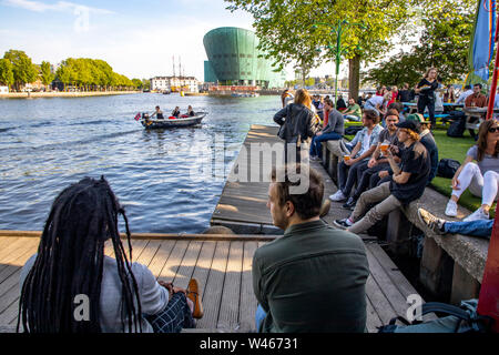 Amsterdam, Pays-Bas, Hannekes Boom jardin de bière sur le front de mer, avec une vue sur le Musée Nemo, Banque D'Images