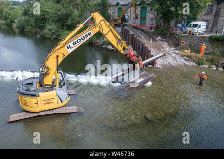 Un barrage temporaire en cours d'installation sur la rivière Kent à Kendal, Cumbria, pour permettre les réparations d'urgence à l'inondation endommagée Pont Victoria Banque D'Images