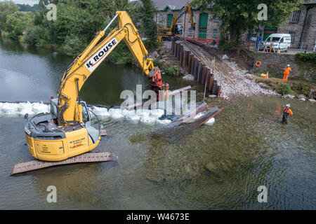 Un barrage temporaire en cours d'installation sur la rivière Kent à Kendal, Cumbria, pour permettre les réparations d'urgence à l'inondation endommagée Pont Victoria Banque D'Images