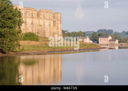 Château de Carew et moulin à marée, Pembrokeshire, Pays de Galles, Royaume-Uni Banque D'Images