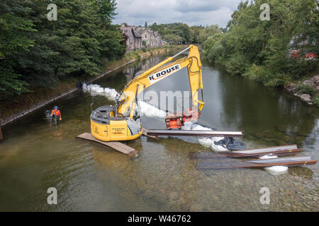 Un barrage temporaire en cours d'installation sur la rivière Kent à Kendal, Cumbria, pour permettre les réparations d'urgence à l'inondation endommagée Pont Victoria Banque D'Images