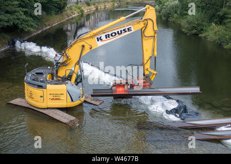 Un barrage temporaire en cours d'installation sur la rivière Kent à Kendal, Cumbria, pour permettre les réparations d'urgence à l'inondation endommagée Pont Victoria Banque D'Images