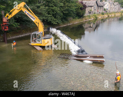 Un barrage temporaire en cours d'installation sur la rivière Kent à Kendal, Cumbria, pour permettre les réparations d'urgence à l'inondation endommagée Pont Victoria Banque D'Images