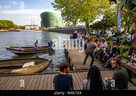 Amsterdam, Pays-Bas, Hannekes Boom jardin de bière sur le front de mer, avec une vue sur le Musée Nemo, Banque D'Images