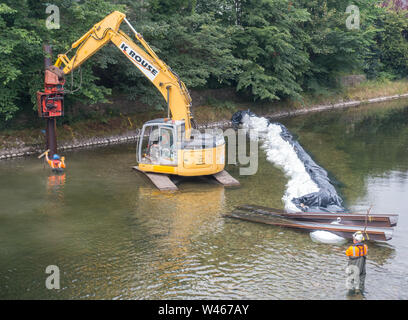 Un barrage temporaire en cours d'installation sur la rivière Kent à Kendal, Cumbria, pour permettre les réparations d'urgence à l'inondation endommagée Pont Victoria Banque D'Images