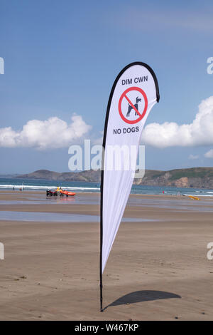 Une bannière d'informer qu'aucun doge sont admis sur la plage, Pays de Galles, Royaume-Uni Banque D'Images