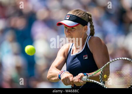 Kiki Bertens de Pays-bas en action contre Karolina Pliskova de République tchèque au Nature Valley International 2019, le Devonshire Park, Eastbourne - E Banque D'Images