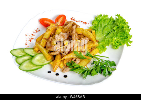 Ragoût de boeuf avec pommes de terre, concombre, tomates et herbes isolées sur blanc Banque D'Images