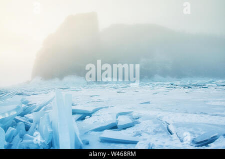 Champ de glace bleue et rochers avec brouillard Banque D'Images