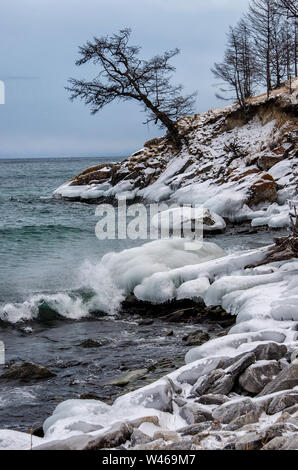 Vagues et éclaboussures sur le lac Baikal avec des rochers et des arbres Dans la baie d'Uzuri Banque D'Images