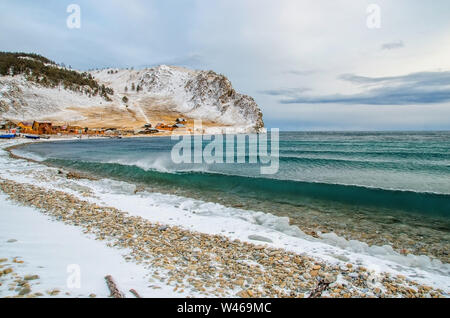 Vagues et éclaboussures sur le lac Baikal avec des rochers et des arbres Dans la baie d'Uzuri Banque D'Images