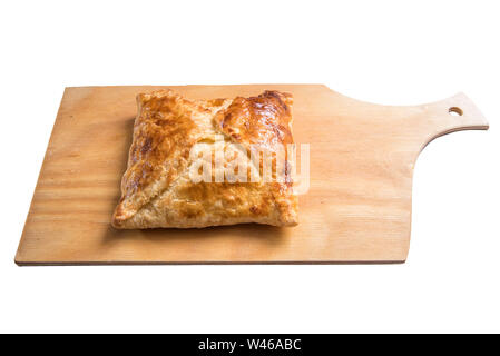 Pâte feuilletée au fromage khachapuri Penovani géorgien sur fond blanc Banque D'Images