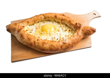 Khachapuri adjar avec oeuf isolé Banque D'Images