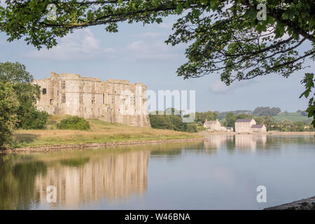 Château de Carew et moulin à marée, Pembrokeshire, Pays de Galles, Royaume-Uni Banque D'Images